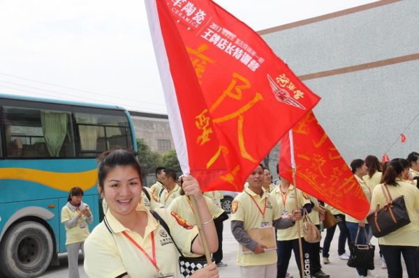 【將軍營】王牌店長滿懷熱情參觀大將軍陶瓷總部展廳和生產基地
(圖2)